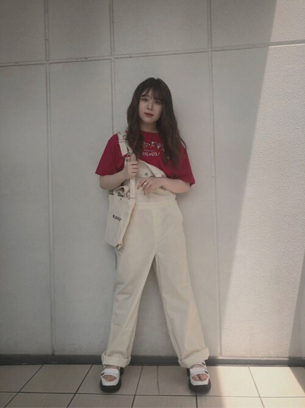 ホワイト系のサロペット/オーバーオール、レッド系のTシャツ/カットソー、ホワイト系のサンダルを着用したレディースの夏コーディネートの1枚目の写真