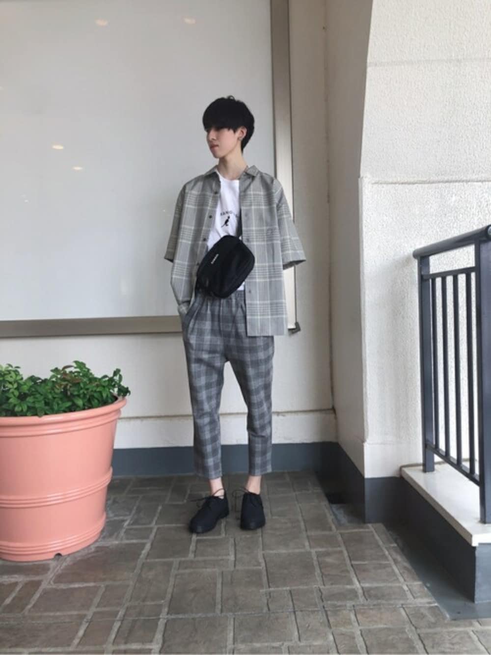 ブラック系のショルダーバッグ、グレー系のシャツ/ブラウス、ホワイト系のTシャツ/カットソーを着用したメンズの夏コーディネートの1枚目の写真