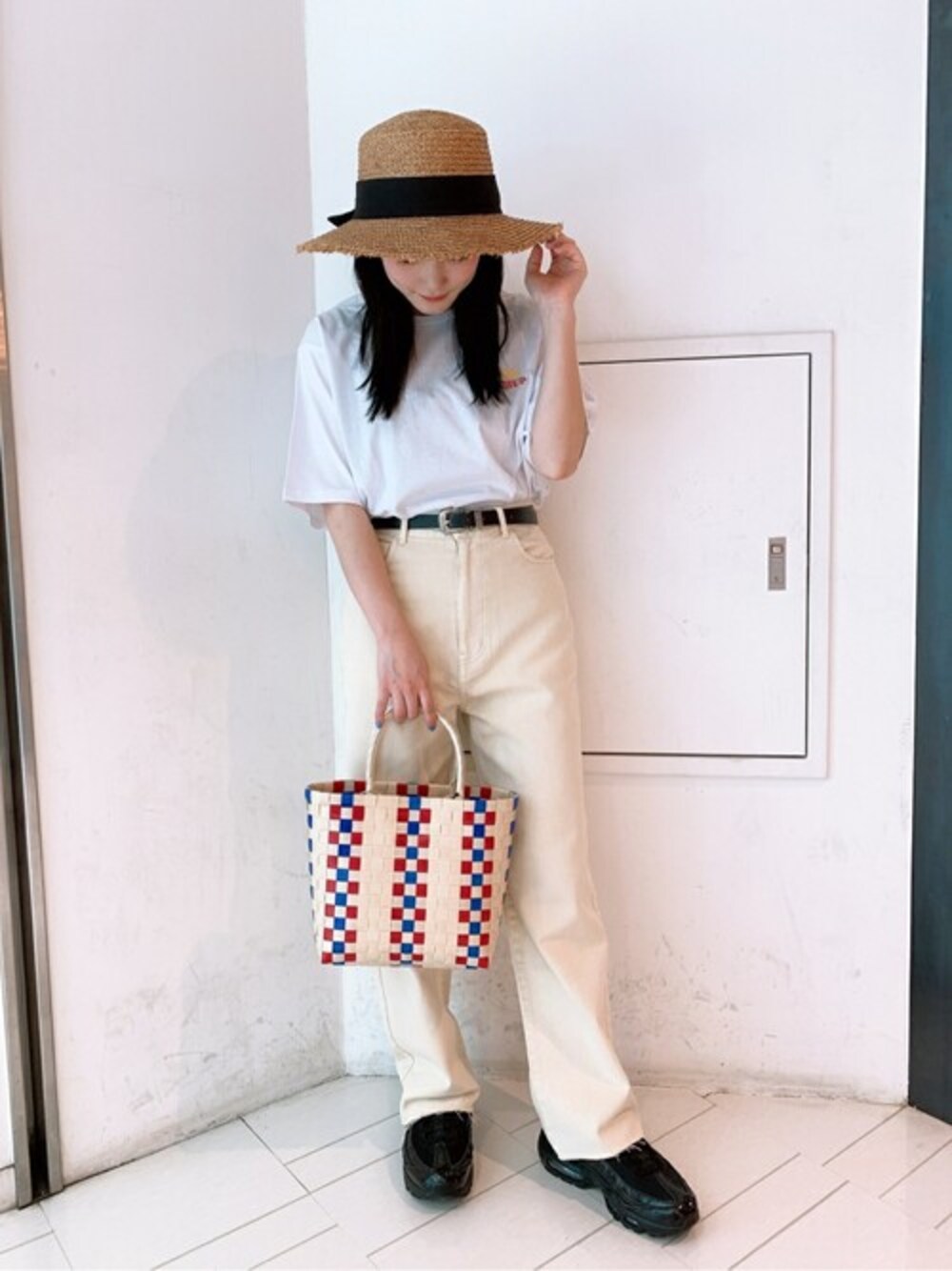 ホワイト系のTシャツ/カットソー、ベージュ系のチノパンツ、ブラック系のベルトを着用したレディースの夏コーディネートの1枚目の写真