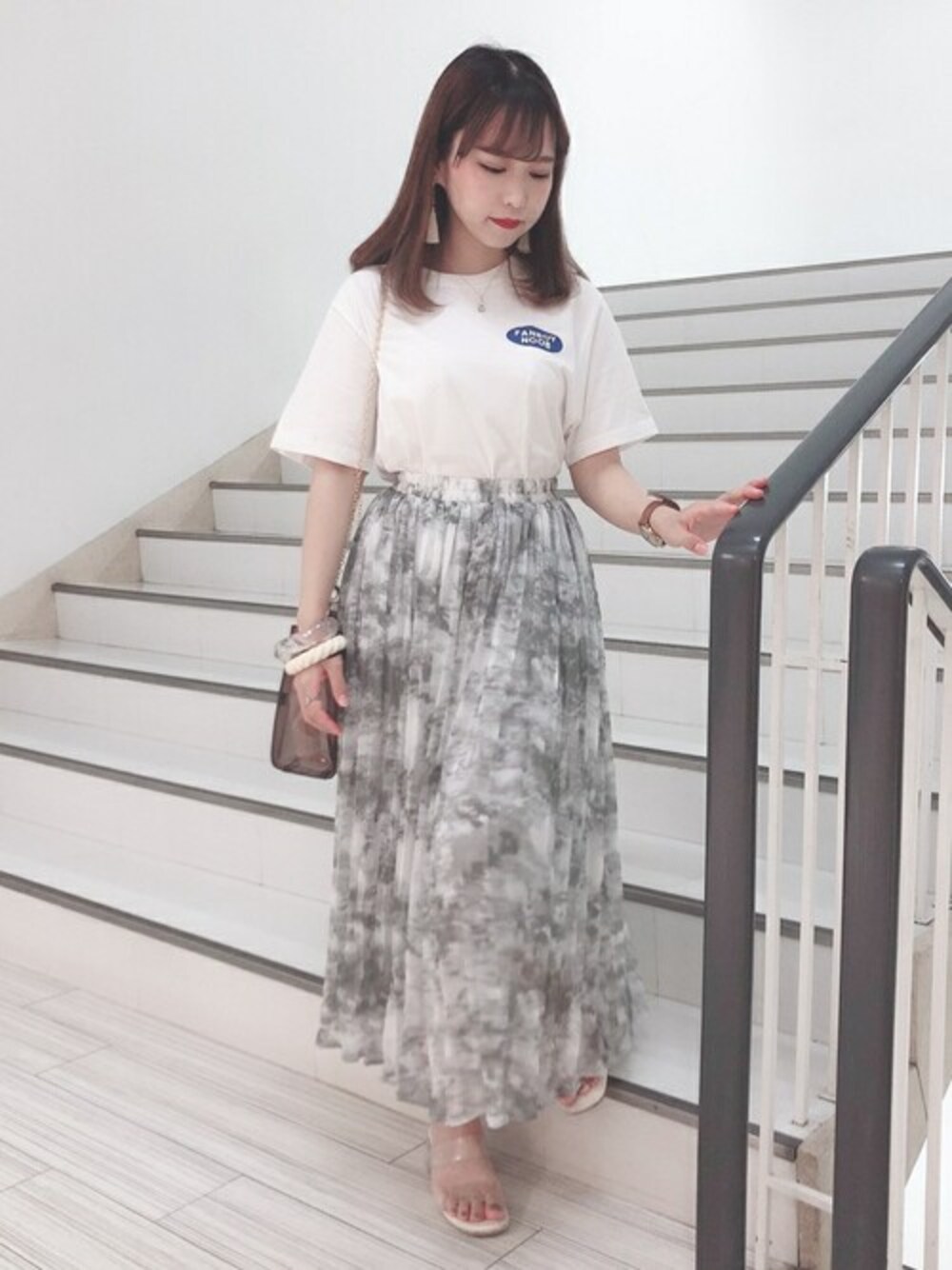 ブラック系のショルダーバッグ、その他のサンダル、グレー系のスカートを着用したレディースの夏コーディネートの1枚目の写真