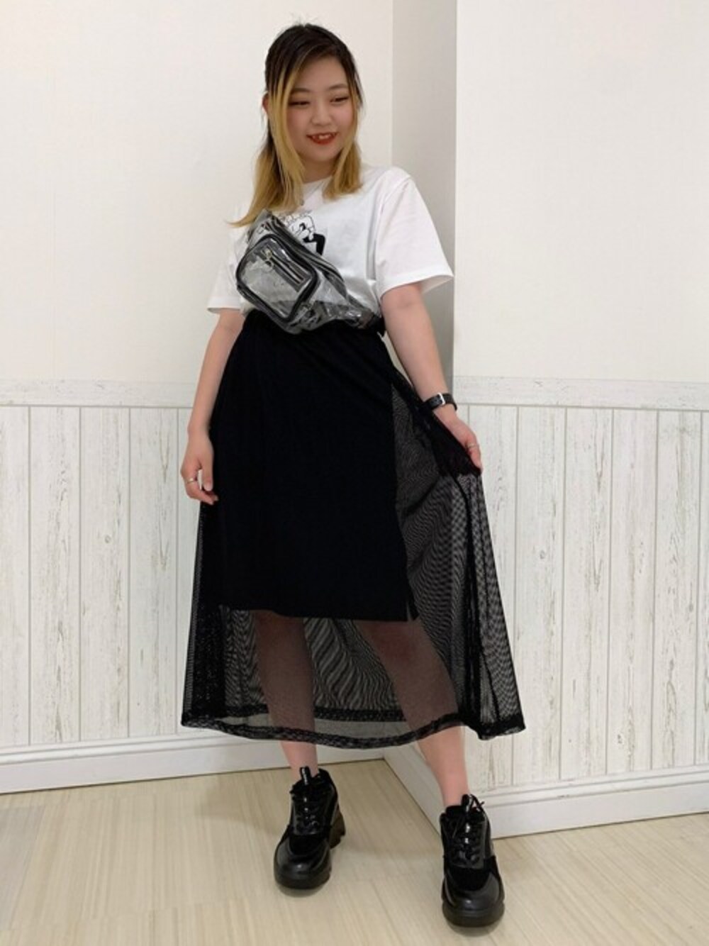 ホワイト系のTシャツ/カットソー、ブラック系のスカート、ホワイト系のボディバッグ/ウエストポーチを着用したレディースの夏コーディネートの1枚目の写真