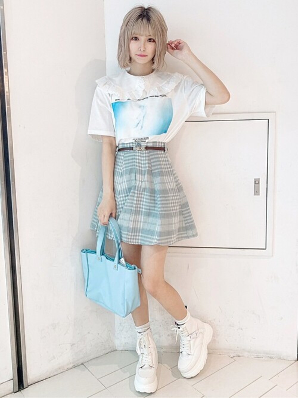 その他のTシャツ/カットソー、ブルー系のスカート、ブルー系のトートバッグを着用したレディースの夏コーディネートの1枚目の写真