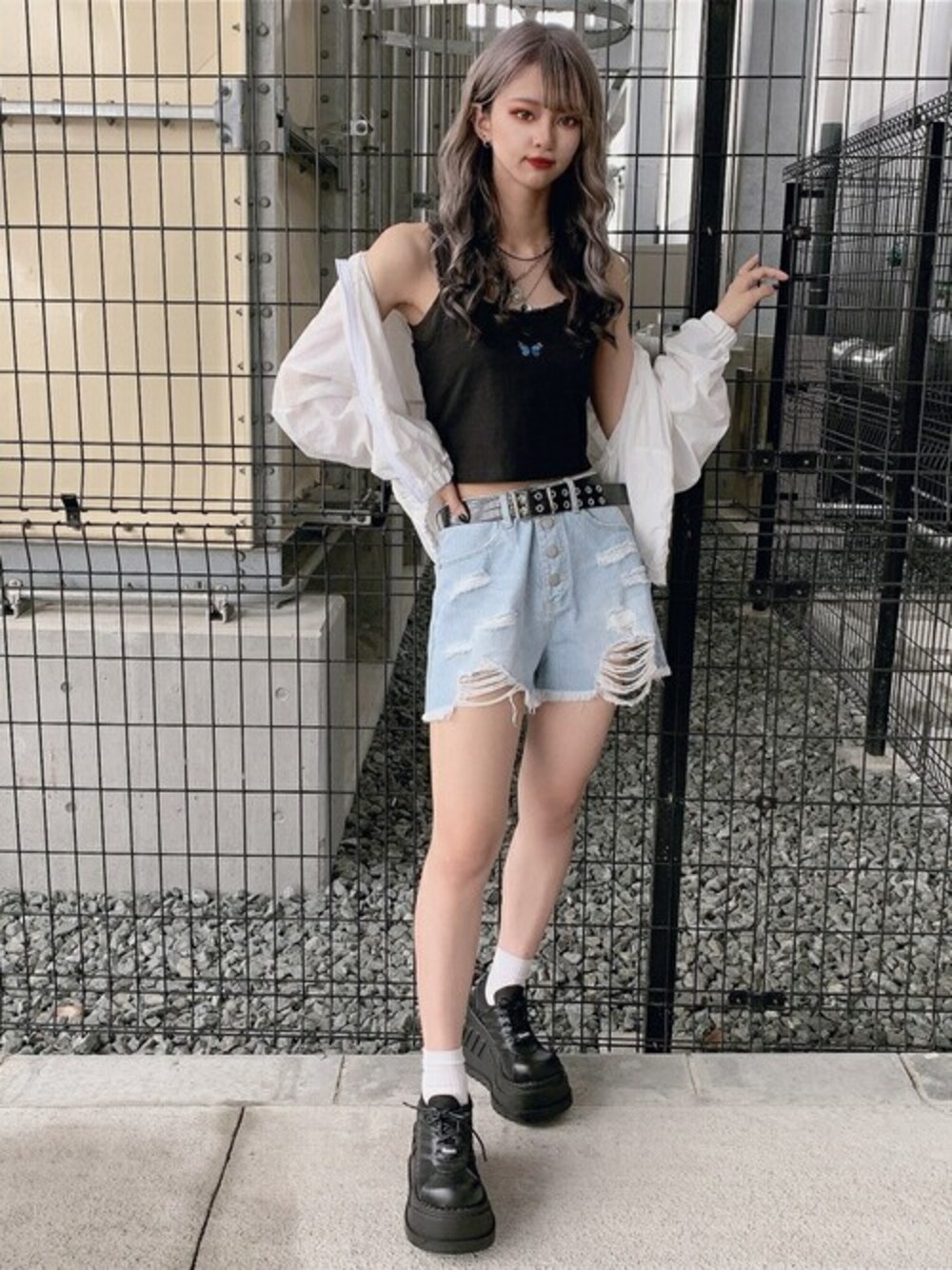 ブルー系のデニムパンツ、ホワイト系のブルゾン、ブラック系のTシャツ/カットソーを着用したレディースの夏コーディネートの1枚目の写真