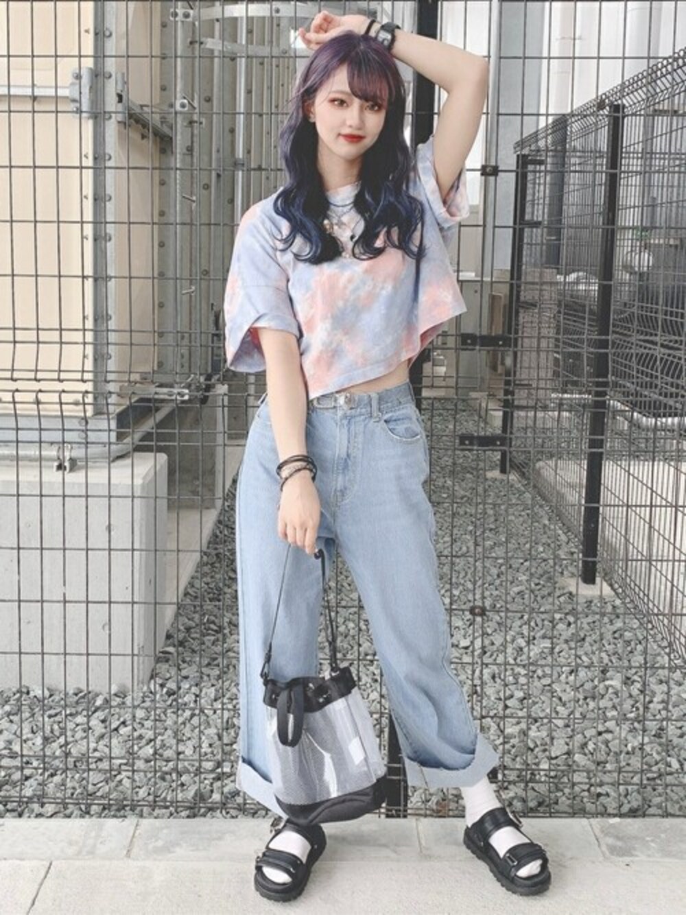 ブルー系のデニムパンツ、ピンク系のTシャツ/カットソー、ブラック系のサンダルを着用したレディースの夏コーディネートの1枚目の写真