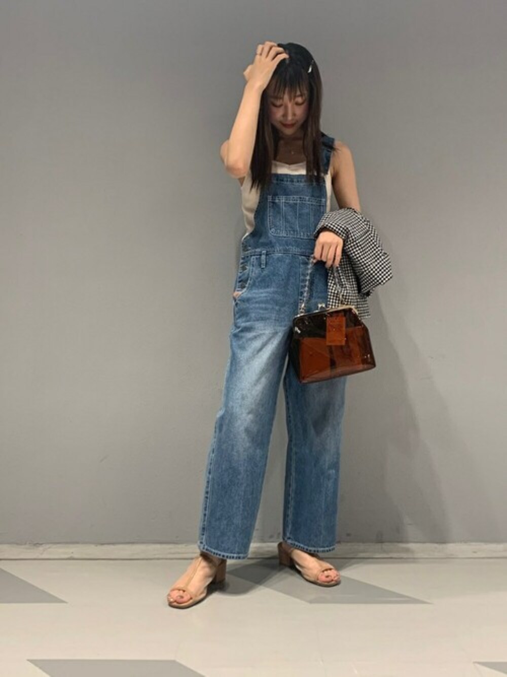 「WEGO、カジュアル、シャツ、オーバーオール、プチプラ、シャツスタイル、プチプラコーデ、カジュアルコーデ、おしゃれさんと繋がりたい、いいね、save、フォローお願いします🤑」｜「WEGOのWEGO/カップインリブキャミソール（キャミソール、ホワイト系）」を使った、WEGOさん（レディース・152cm）の夏コーディネートの1枚目の写真