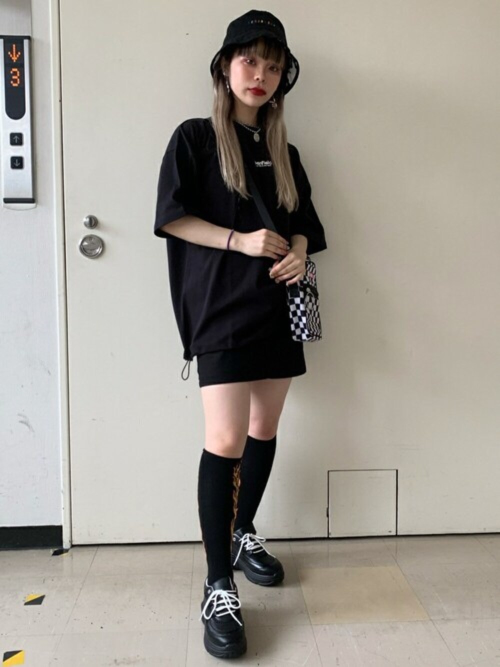 ブラック系のTシャツ/カットソー、ブラック系のスカート、その他のショルダーバッグを着用したレディースの夏コーディネートの1枚目の写真