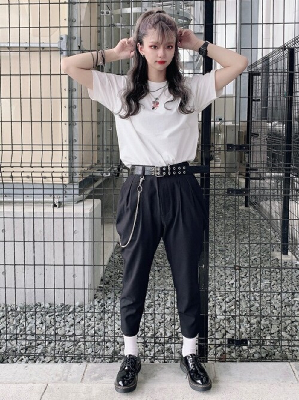 ホワイト系のTシャツ/カットソー、ブラック系のスラックス、ブラック系のドレスシューズを着用したレディースの夏コーディネートの1枚目の写真