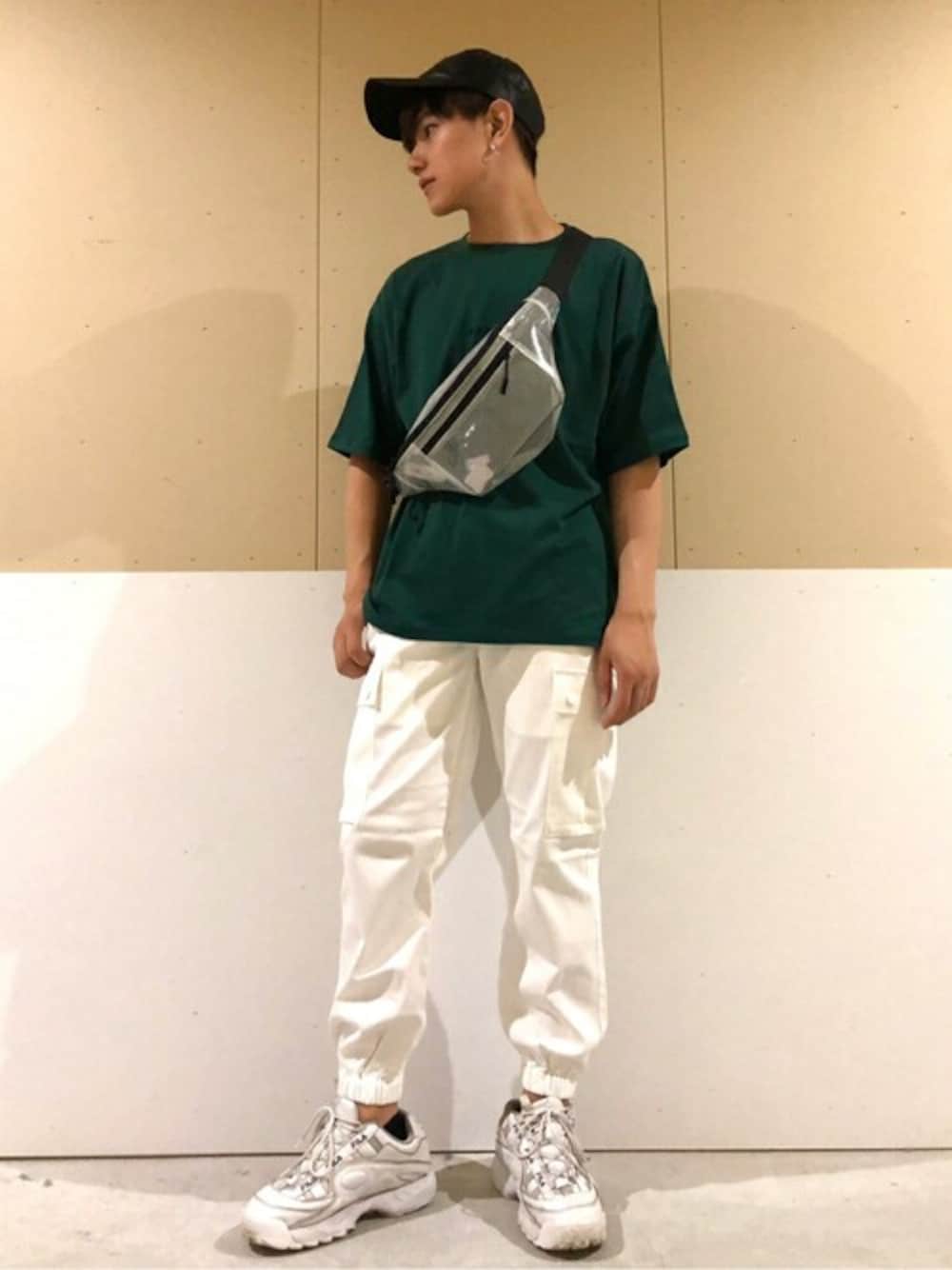 その他のボディバッグ/ウエストポーチ、グリーン系のTシャツ/カットソー、ホワイト系のカーゴパンツを着用したメンズの夏コーディネートの1枚目の写真