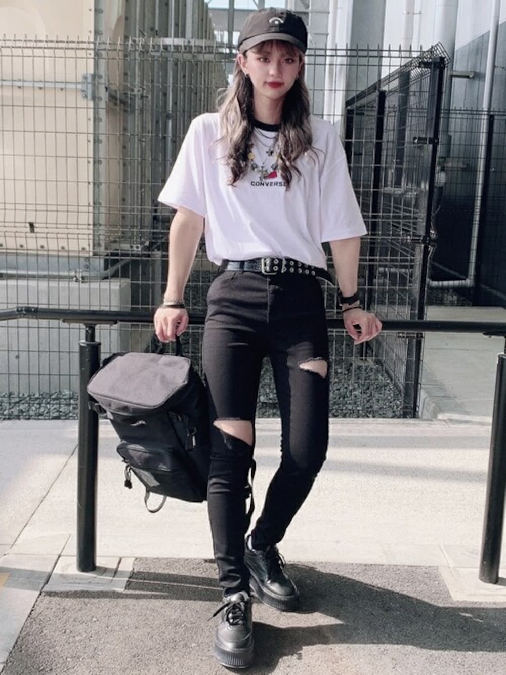 ブラック系のデニムパンツ、ホワイト系のTシャツ/カットソー、ブラック系のバックパック/リュックを着用したレディースの夏コーディネートの1枚目の写真