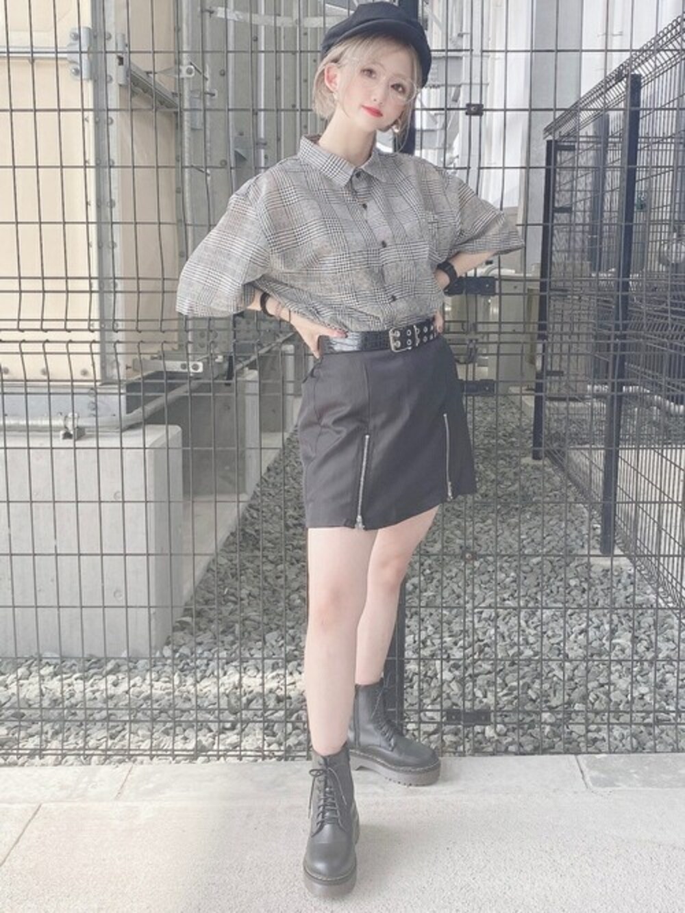 ブラック系のタンクトップ、ブラック系のスカート、グレー系のシャツ/ブラウスを着用したレディースの夏コーディネートの1枚目の写真