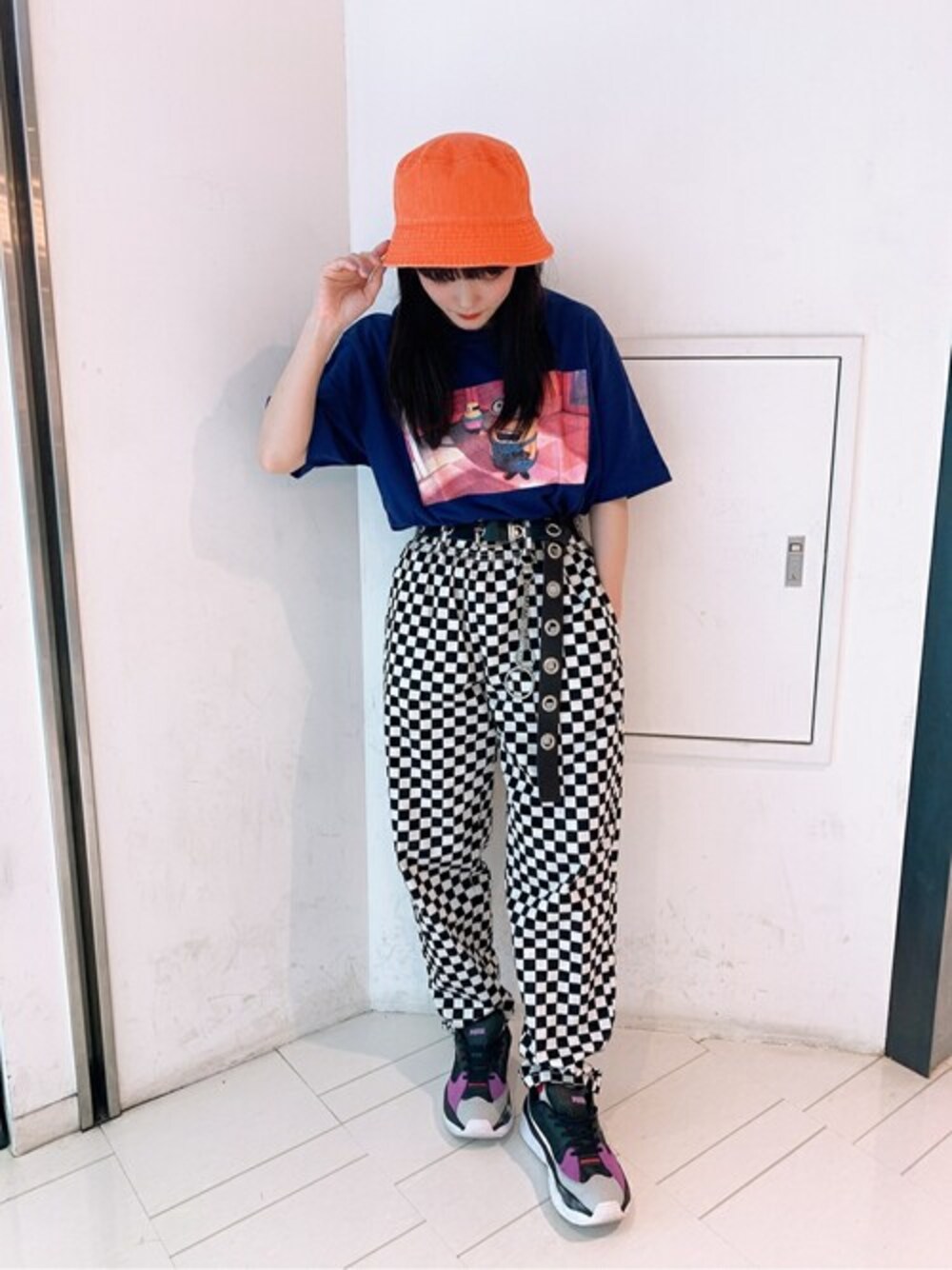 その他のTシャツ/カットソー、その他のチノパンツ、オレンジ系のハットを着用したレディースの夏コーディネートの1枚目の写真