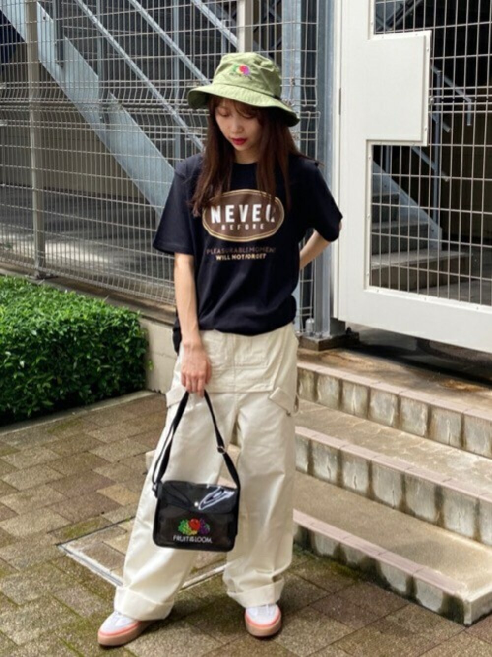 ホワイト系のサロペット/オーバーオール、ブラック系のTシャツ/カットソー、ブラック系のショルダーバッグを着用したレディースの夏コーディネートの1枚目の写真