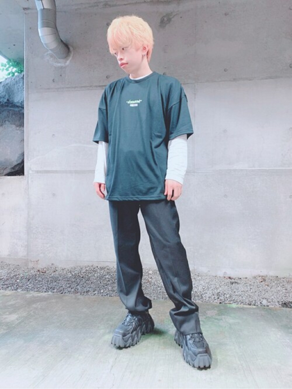 ブラック系のTシャツ/カットソーを着用したメンズの秋コーディネートの1枚目の写真