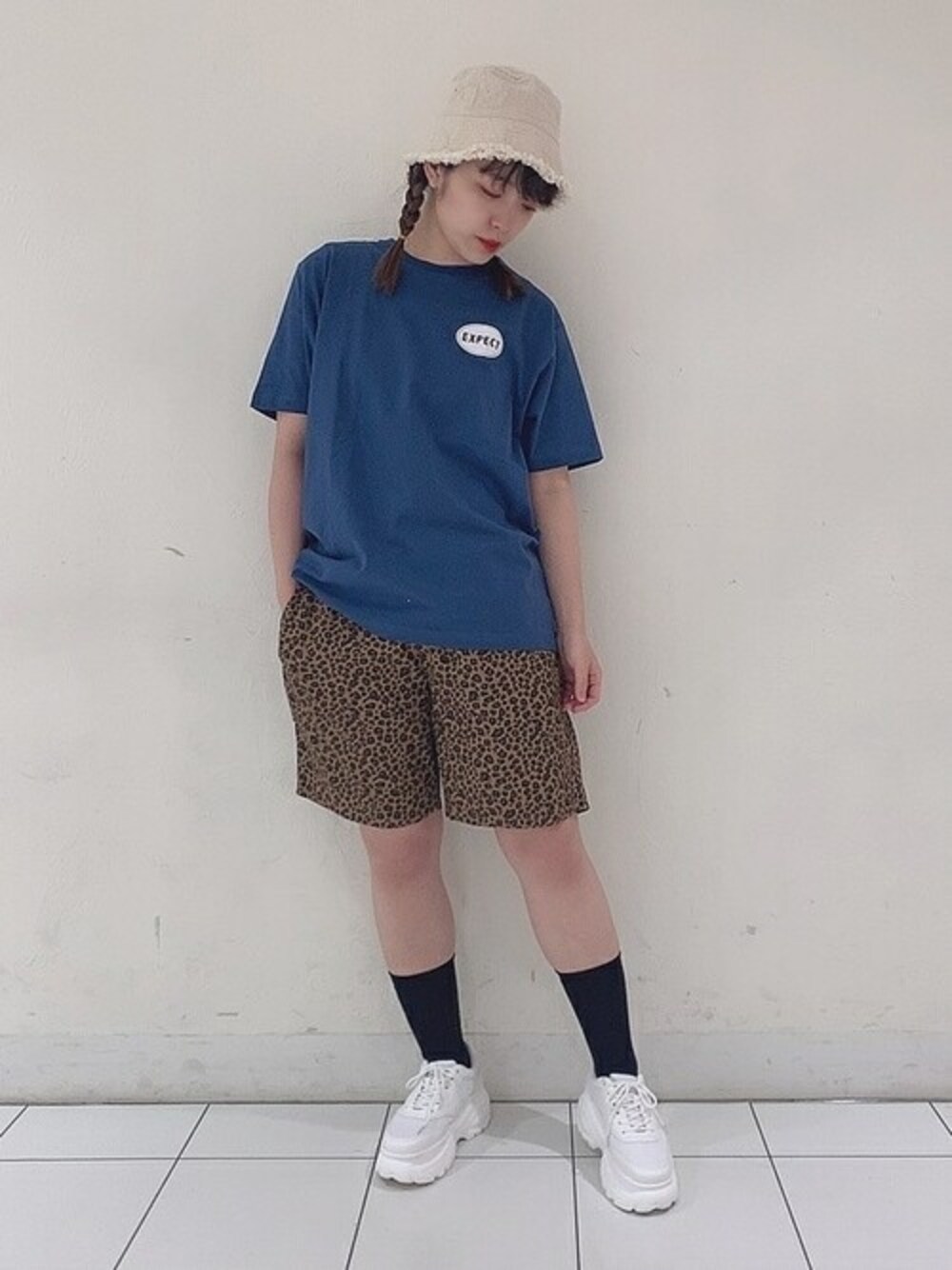 その他のチノパンツ、ブルー系のTシャツ/カットソー、ホワイト系のスニーカーを着用したレディースの夏コーディネートの1枚目の写真
