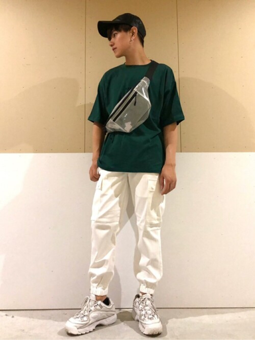 その他のボディバッグ/ウエストポーチ、グリーン系のTシャツ/カットソー、ホワイト系のカーゴパンツを着用したレディースの夏コーディネートの1枚目の写真
