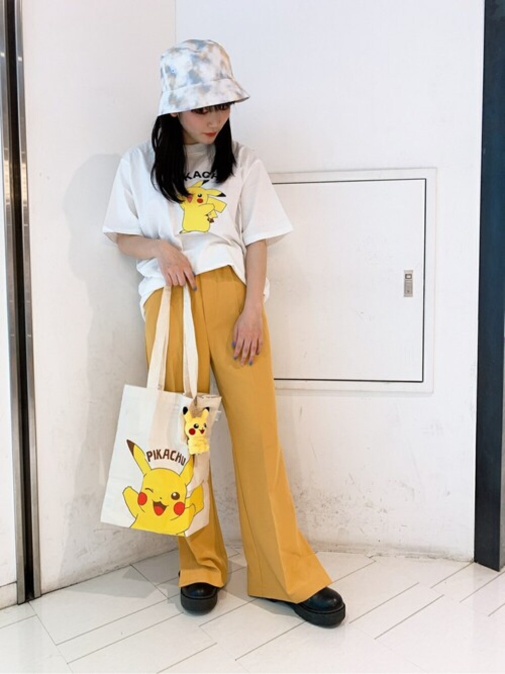 ホワイト系のTシャツ/カットソー、イエロー系のスラックス、その他のハットを着用したレディースの夏コーディネートの1枚目の写真