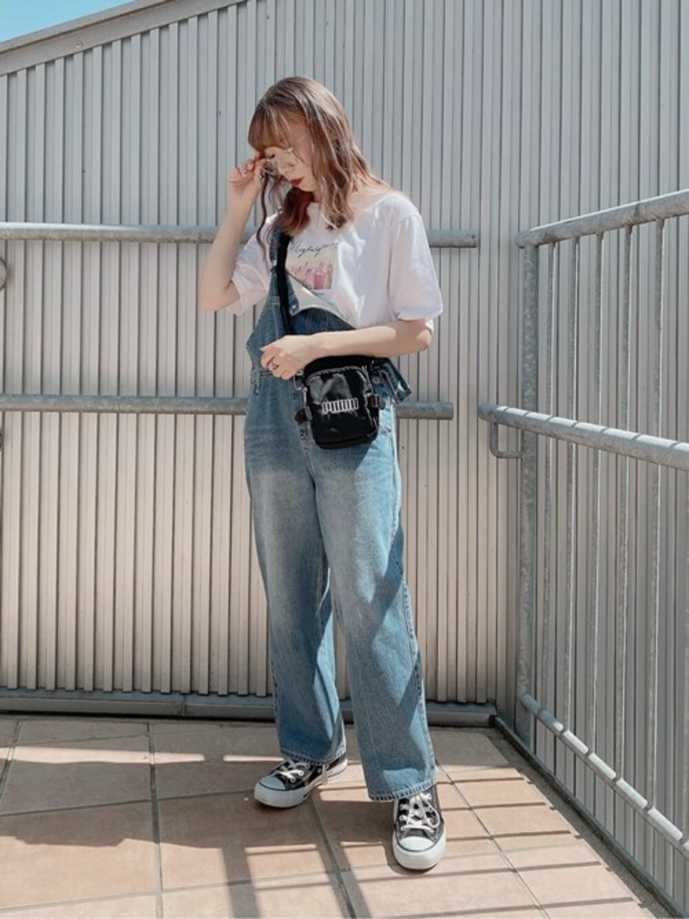 ブルー系のつなぎ/オールインワン、ホワイト系のTシャツ/カットソー、ブラック系のショルダーバッグを着用したレディースの夏コーディネートの1枚目の写真