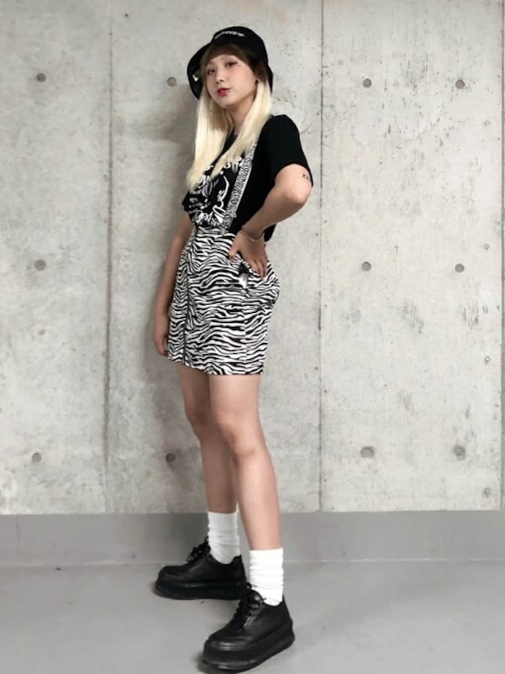 ブラック系のTシャツ/カットソー、ブラック系のスカート、ブラック系のスニーカーを着用したレディースの夏コーディネートの1枚目の写真