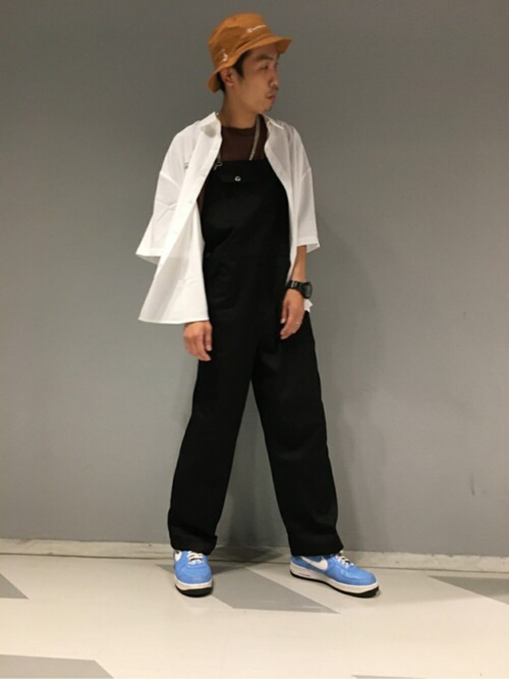 「カジュアル、シャツ、オーバーオール、オーバーサイズ、Champion、プチプラ、シャツスタイル、プチプラコーデ、バケットハット、カジュアルコーデ」｜「WEGOのWEGO/【ユニセックスで使える】ツイルオーバーオール（サロペット/オーバーオール、ブラック系）」を使った、WEGOさん（メンズ・180cm）の夏コーディネートの1枚目の写真