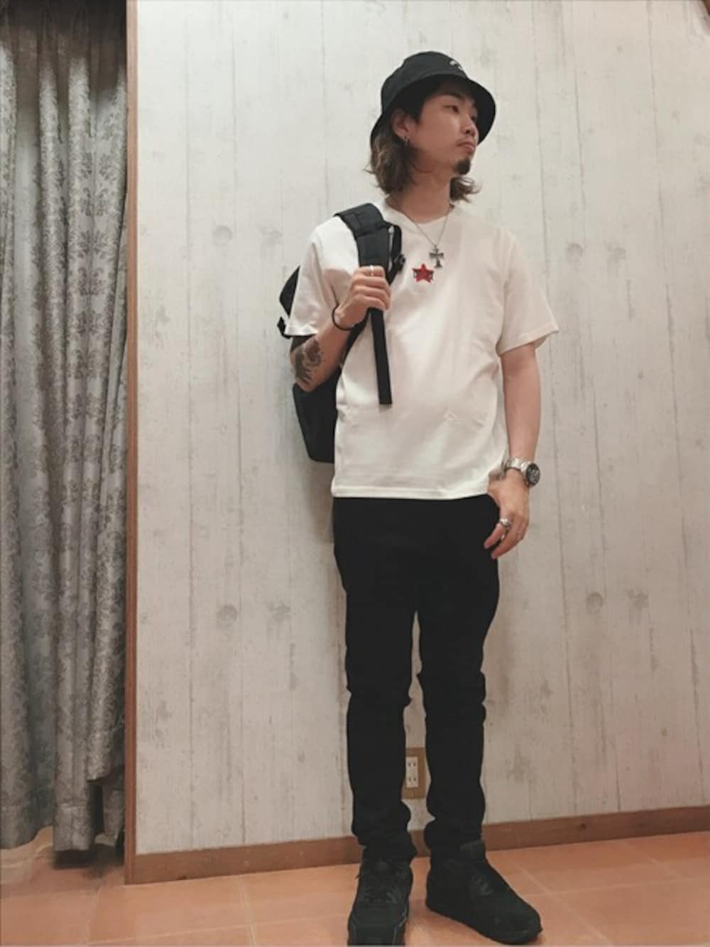 「スニーカー、コンバース、バックパック、リュック、スキニー、Tシャツ、converse、スキニーデニム、バケットハット、黒スキニー」｜「CONVERSEの∴WEGO/CONVERSE別注アーチロゴバケットハット（ハット、ブラック系）」を使った、WEGOさん（メンズ・173cm）の夏コーディネートの1枚目の写真