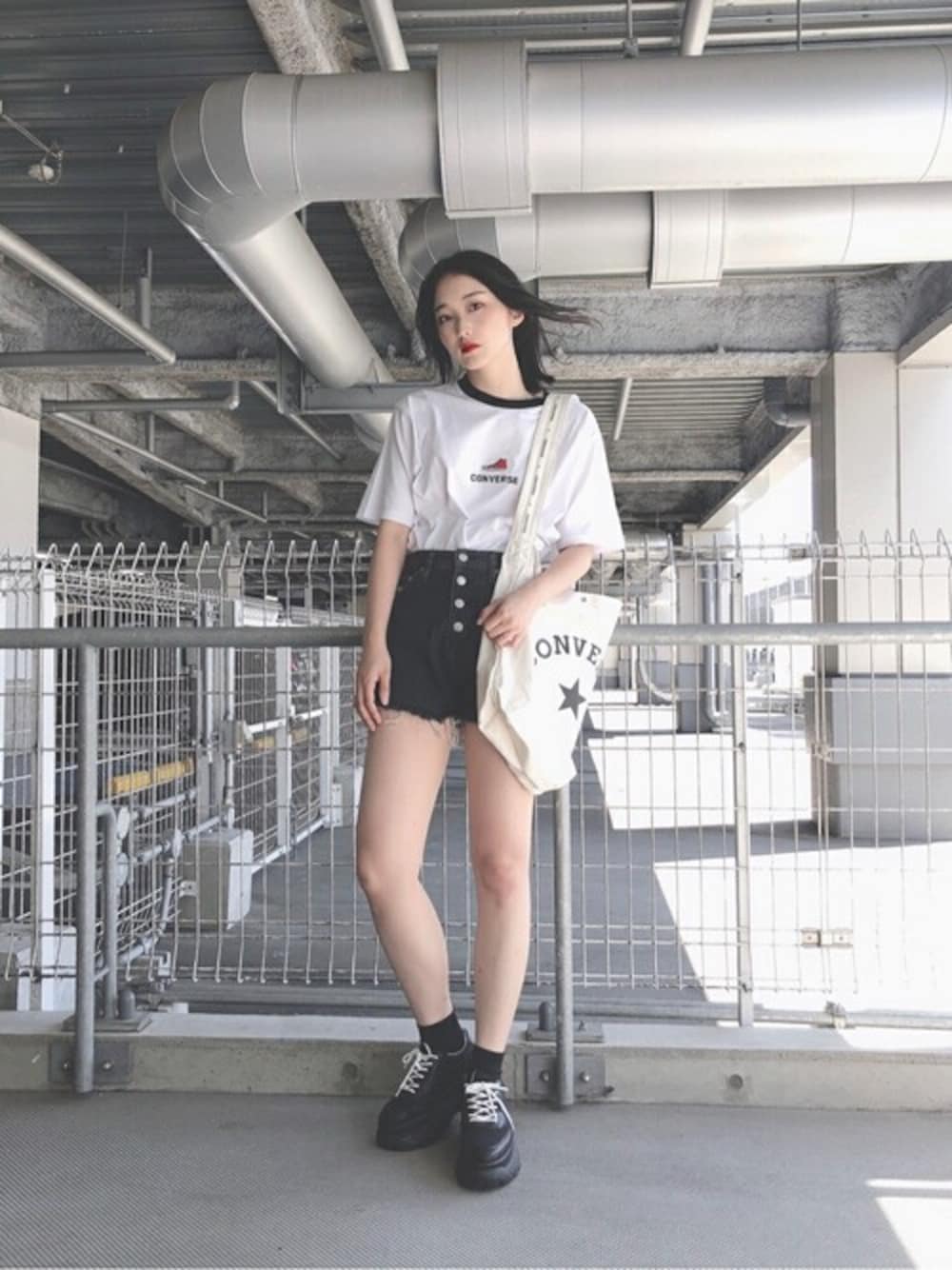 ホワイト系のTシャツ/カットソー、ブラック系のデニムパンツ、ブラック系のスニーカーを着用したレディースの夏コーディネートの1枚目の写真
