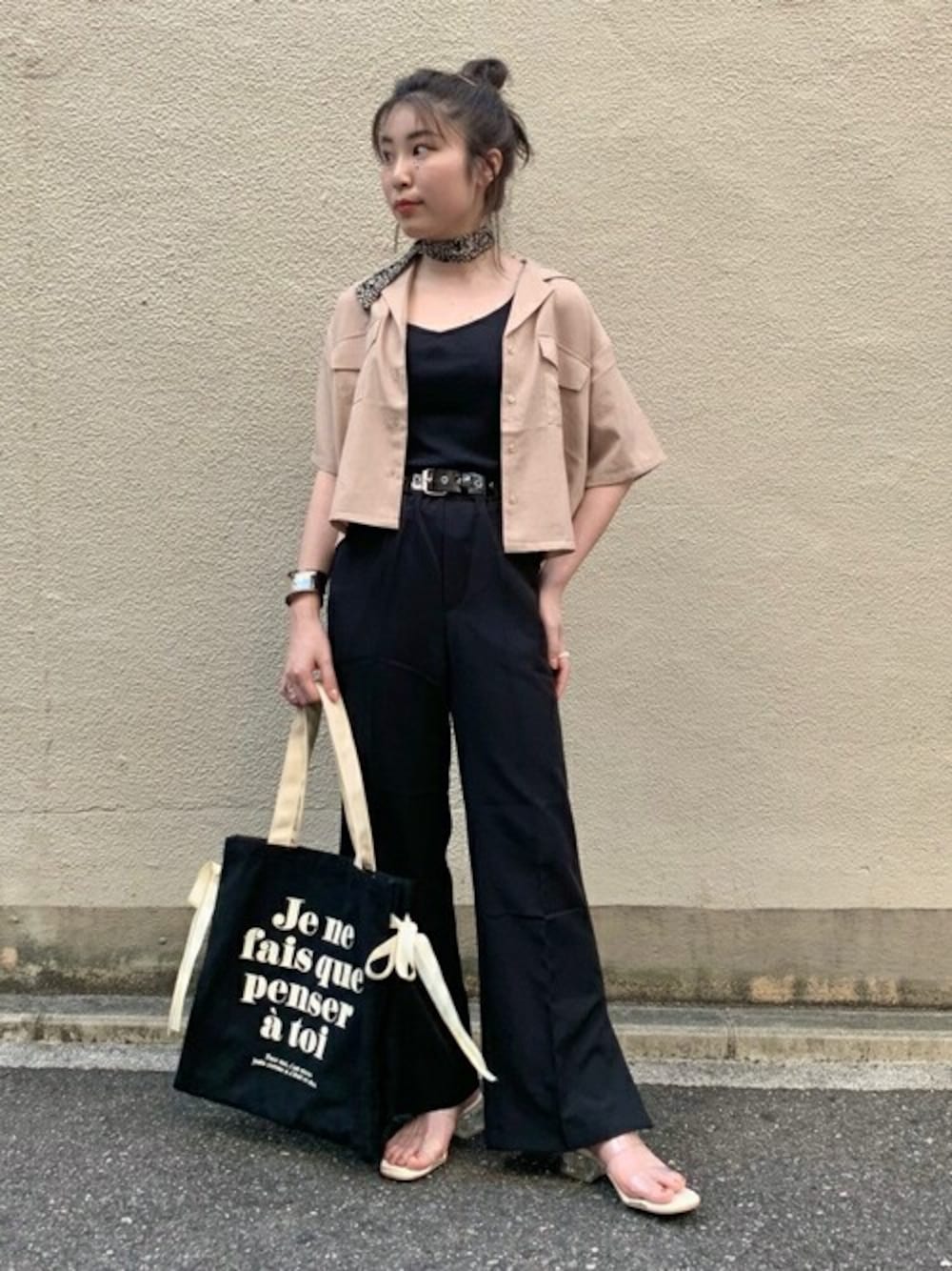 ブラック系のキャミソール、ベージュ系のシャツ/ブラウス、ブラック系のスラックスを着用したレディースの夏コーディネートの1枚目の写真