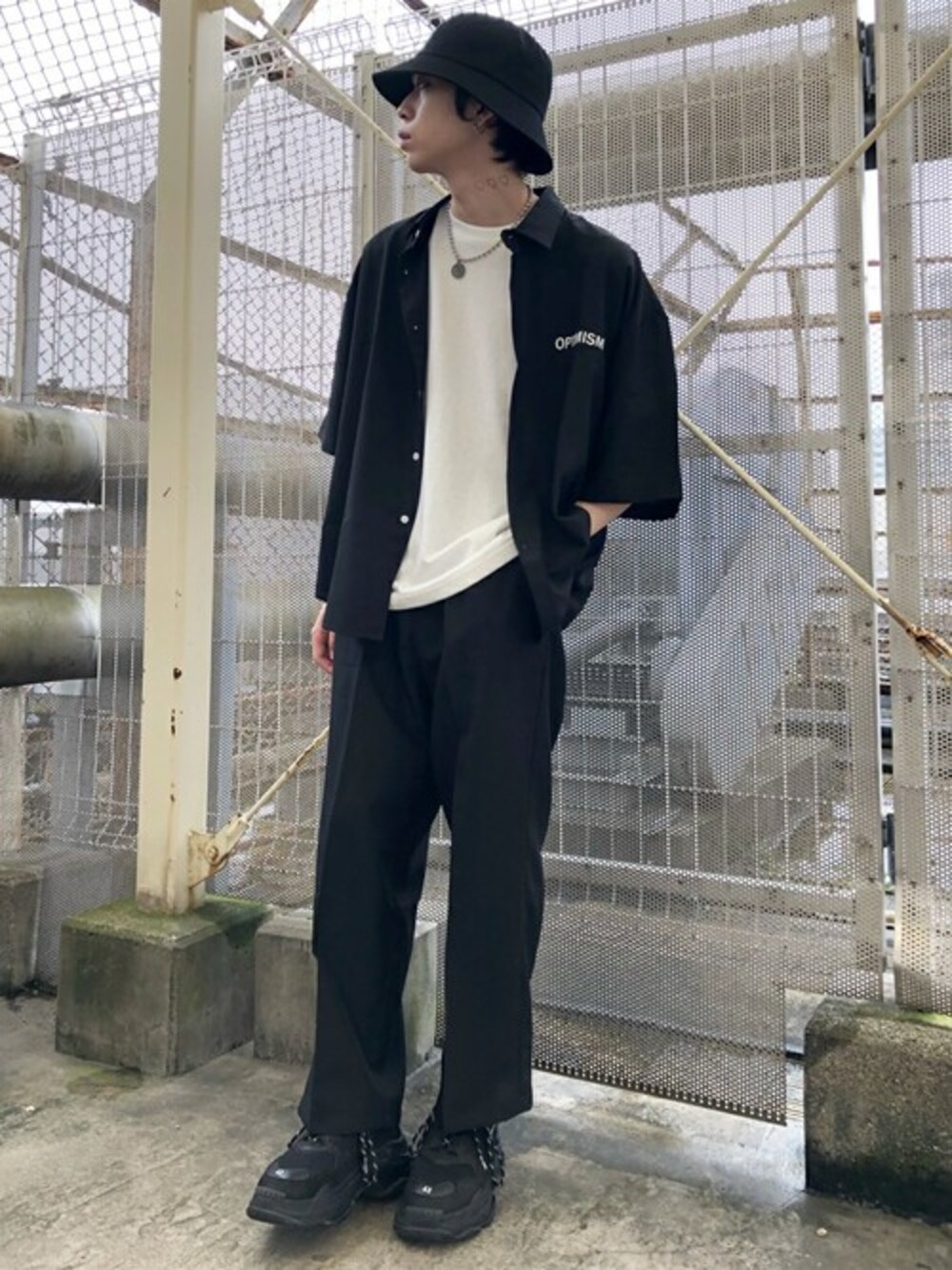 ブラック系のスラックス、ホワイト系のTシャツ/カットソー、ブラック系のシャツ/ブラウスを着用したメンズの秋コーディネートの1枚目の写真