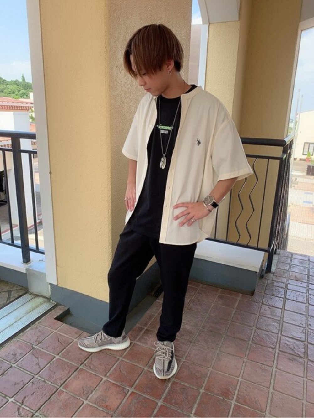 ホワイト系のシャツ/ブラウス、ブラック系のスラックス、ブラック系のTシャツ/カットソーを着用したメンズの夏コーディネートの1枚目の写真