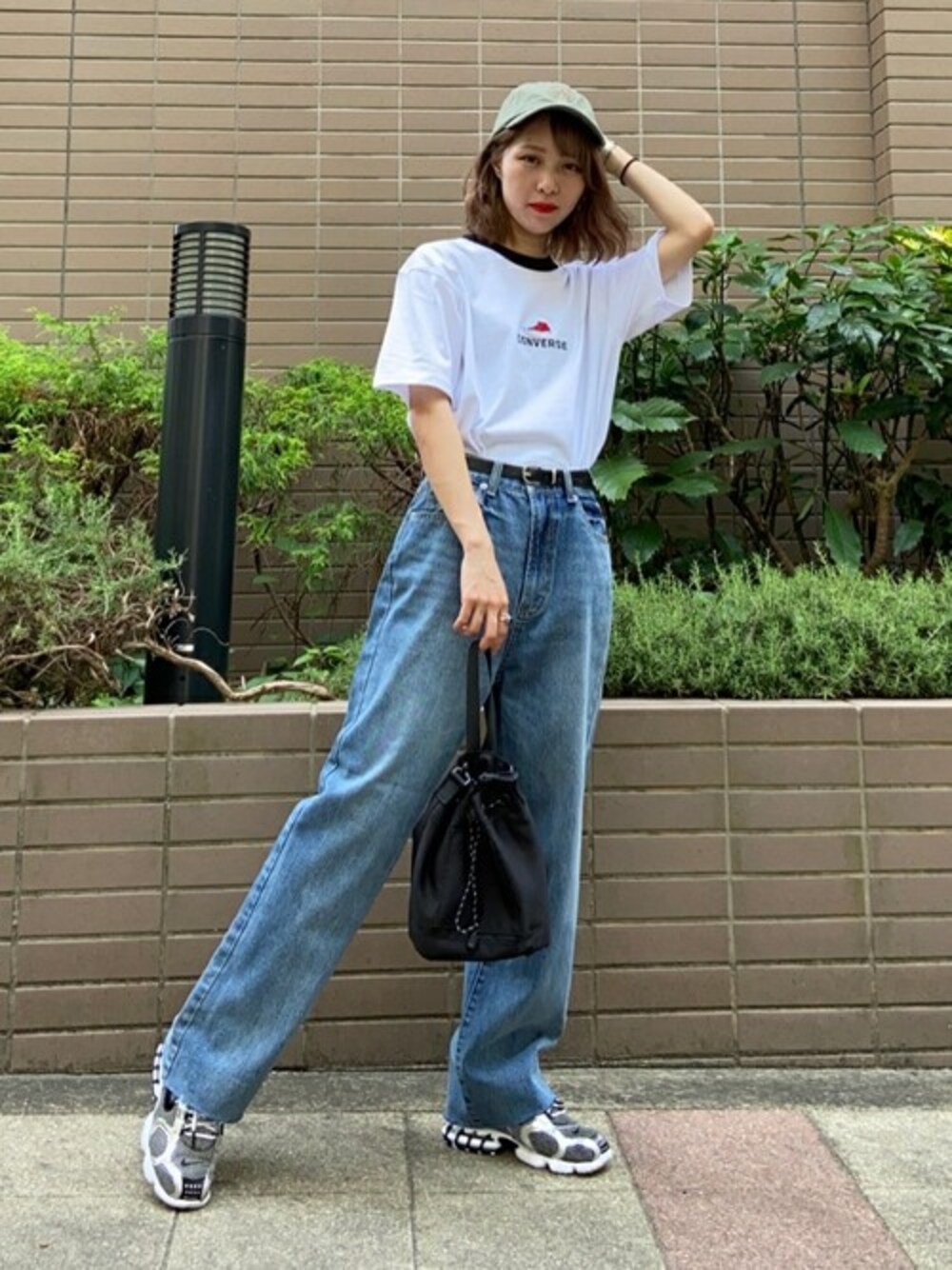 ホワイト系のTシャツ/カットソー、ブルー系のデニムパンツ、ブラック系のショルダーバッグを着用したレディースの夏コーディネートの1枚目の写真
