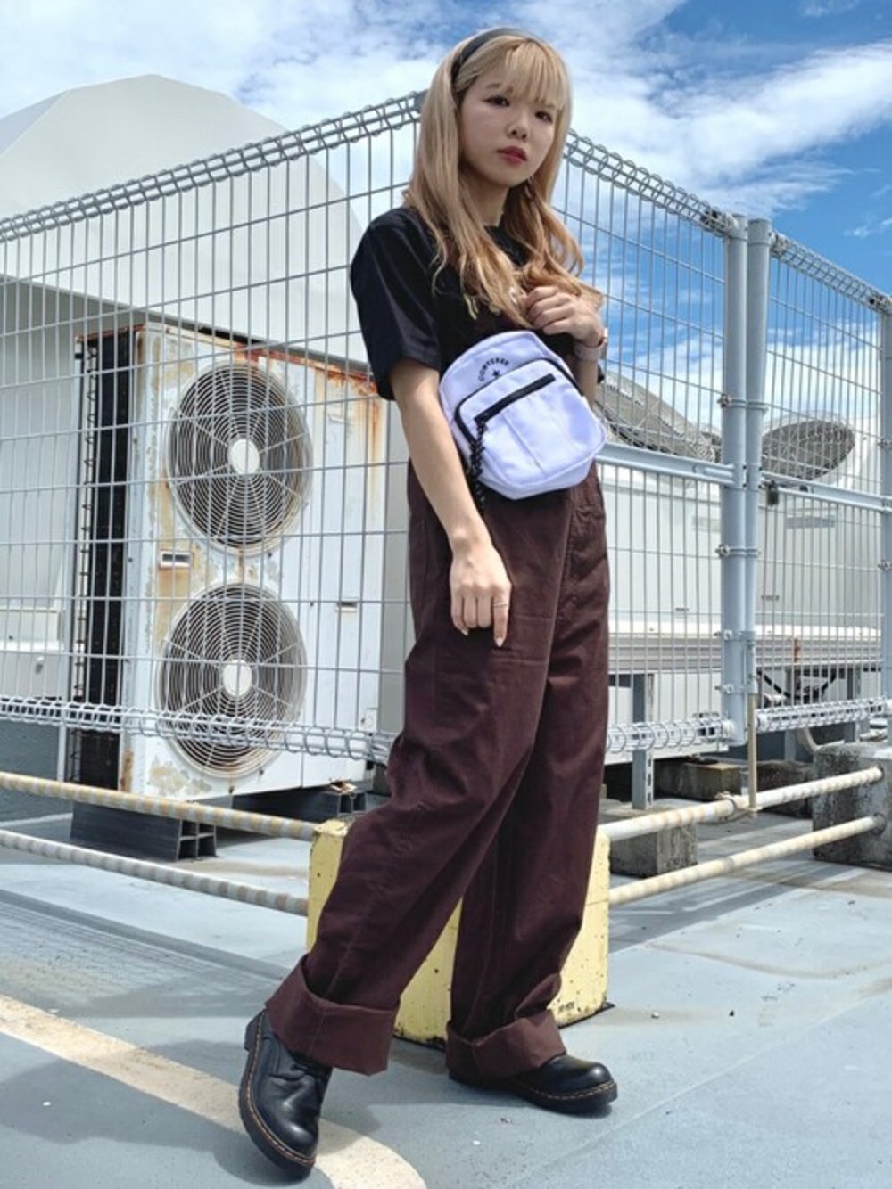 ブラック系のTシャツ/カットソー、ブラック系のドレスシューズ、ホワイト系のショルダーバッグを着用したレディースの夏コーディネートの1枚目の写真