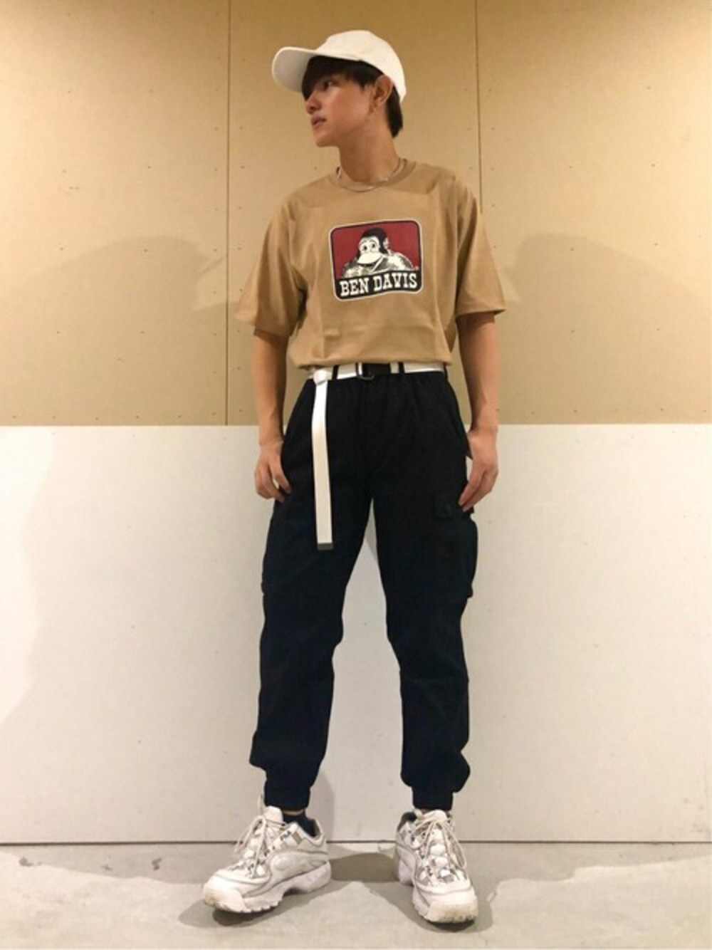ベージュ系のTシャツ/カットソー、ブラック系のカーゴパンツ、その他のネックレスを着用したレディースの夏コーディネートの1枚目の写真