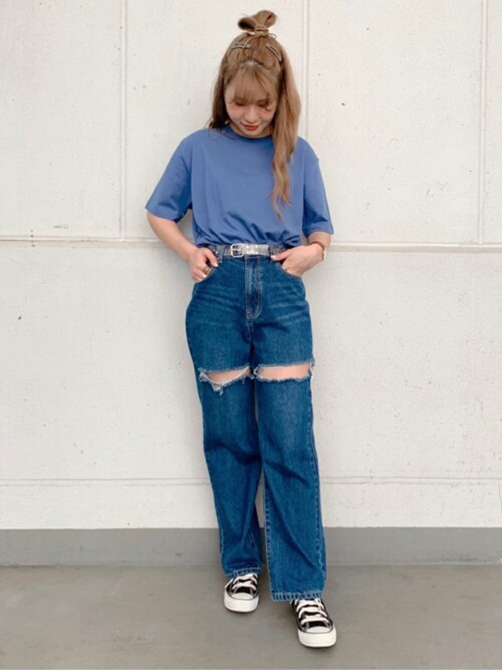 ブルー系のデニムパンツ、ブルー系のTシャツ/カットソー、その他のベルトを着用したレディースの夏コーディネートの1枚目の写真