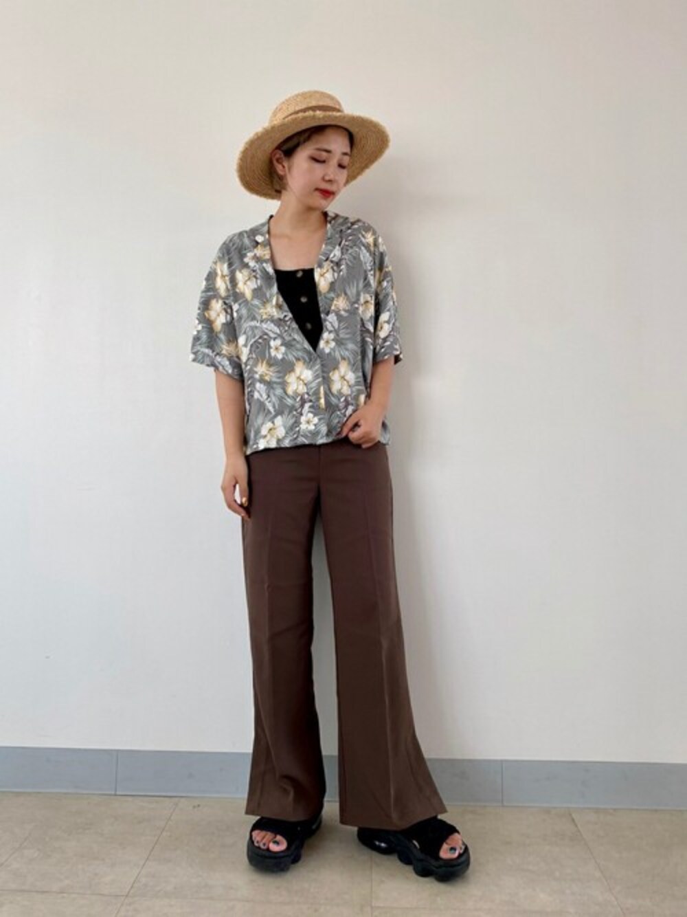 グレー系のシャツ/ブラウス、ブラック系のタンクトップ、ブラウン系のスラックスを着用したレディースの夏コーディネートの1枚目の写真