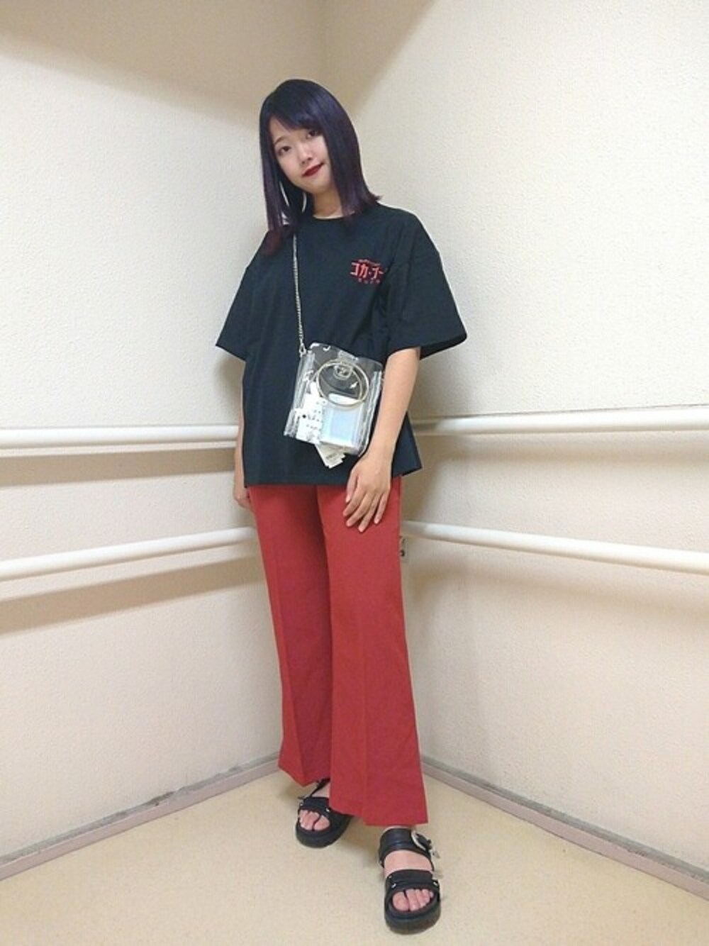 ブラック系のTシャツ/カットソー、レッド系のスラックス、ホワイト系のショルダーバッグを着用したレディースの夏コーディネートの1枚目の写真