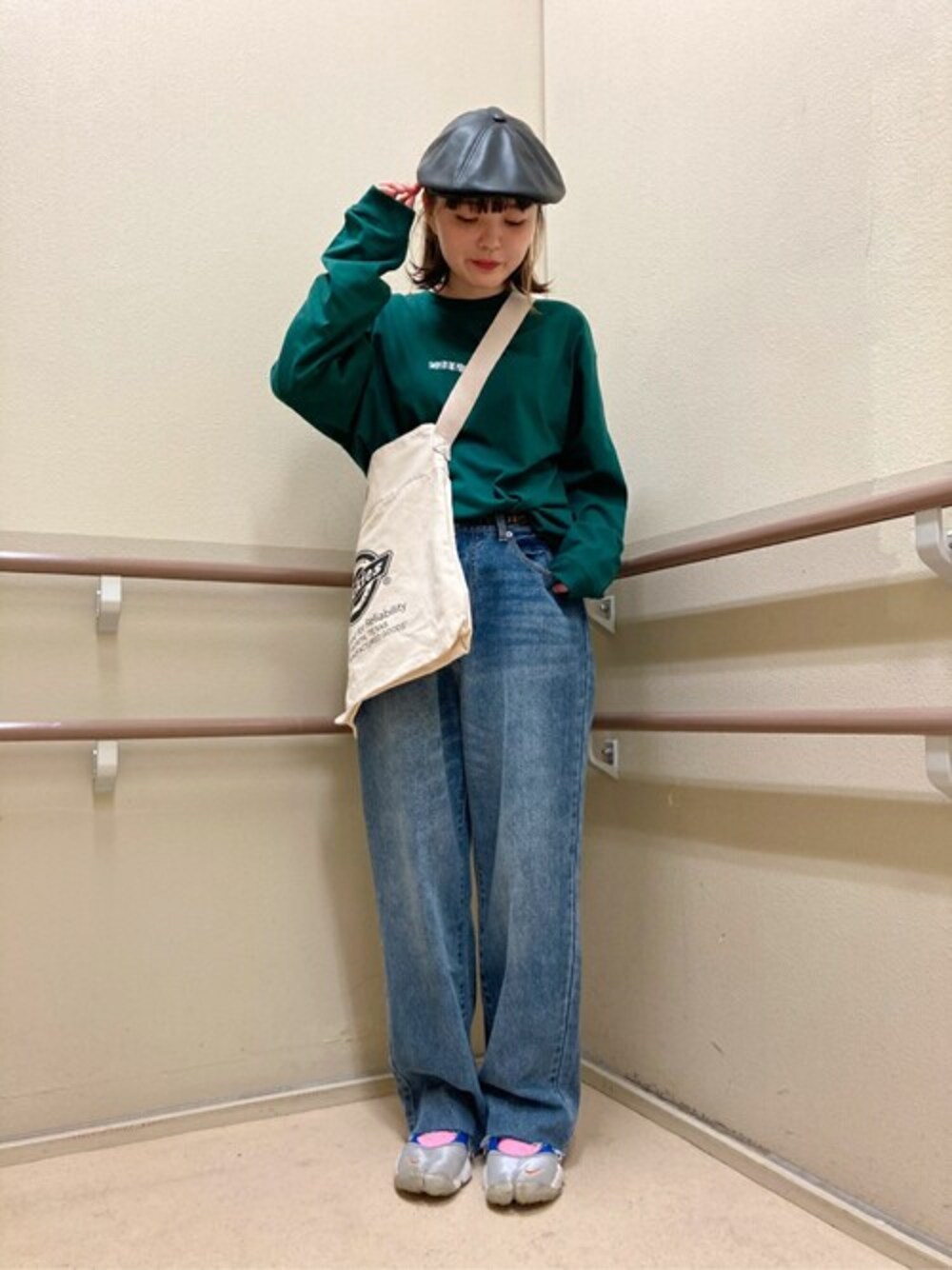 グリーン系のTシャツ/カットソー、ブルー系のデニムパンツ、その他のベルトを着用したレディースの秋コーディネートの1枚目の写真