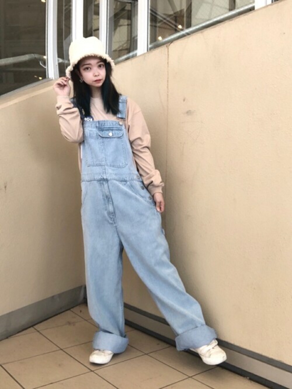 ブルー系のサロペット/オーバーオール、ベージュ系のTシャツ/カットソー、ホワイト系のハットを着用したレディースの秋コーディネートの1枚目の写真
