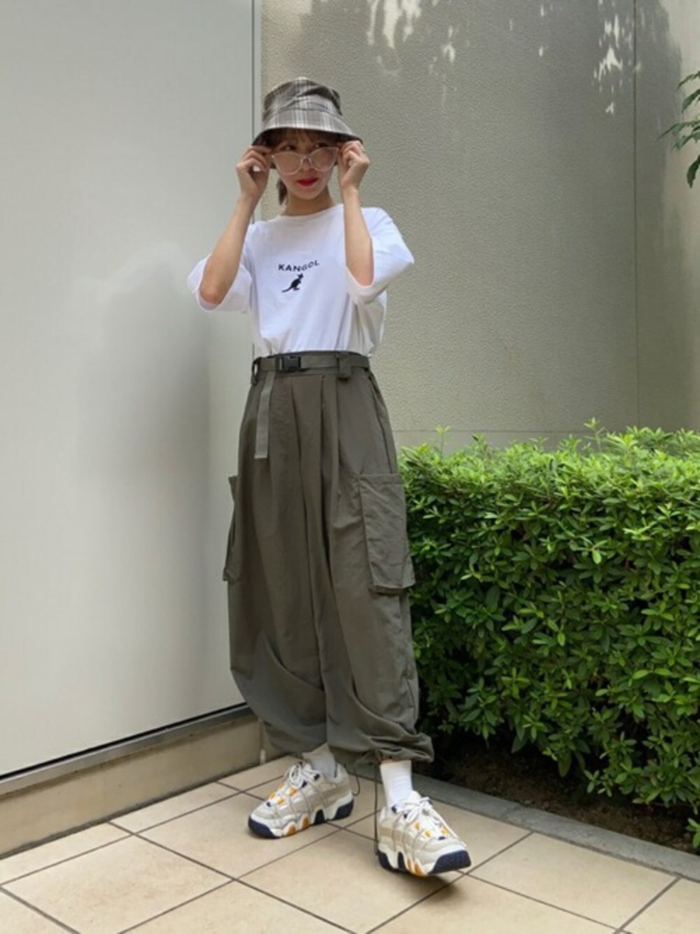 ホワイト系のTシャツ/カットソー、グリーン系のカーゴパンツ、その他のメガネを着用したレディースの夏コーディネートの1枚目の写真