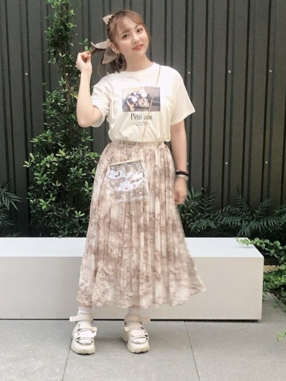 ホワイト系のタンクトップ、ホワイト系のTシャツ/カットソー、ベージュ系のスカートを着用したレディースの夏コーディネートの1枚目の写真