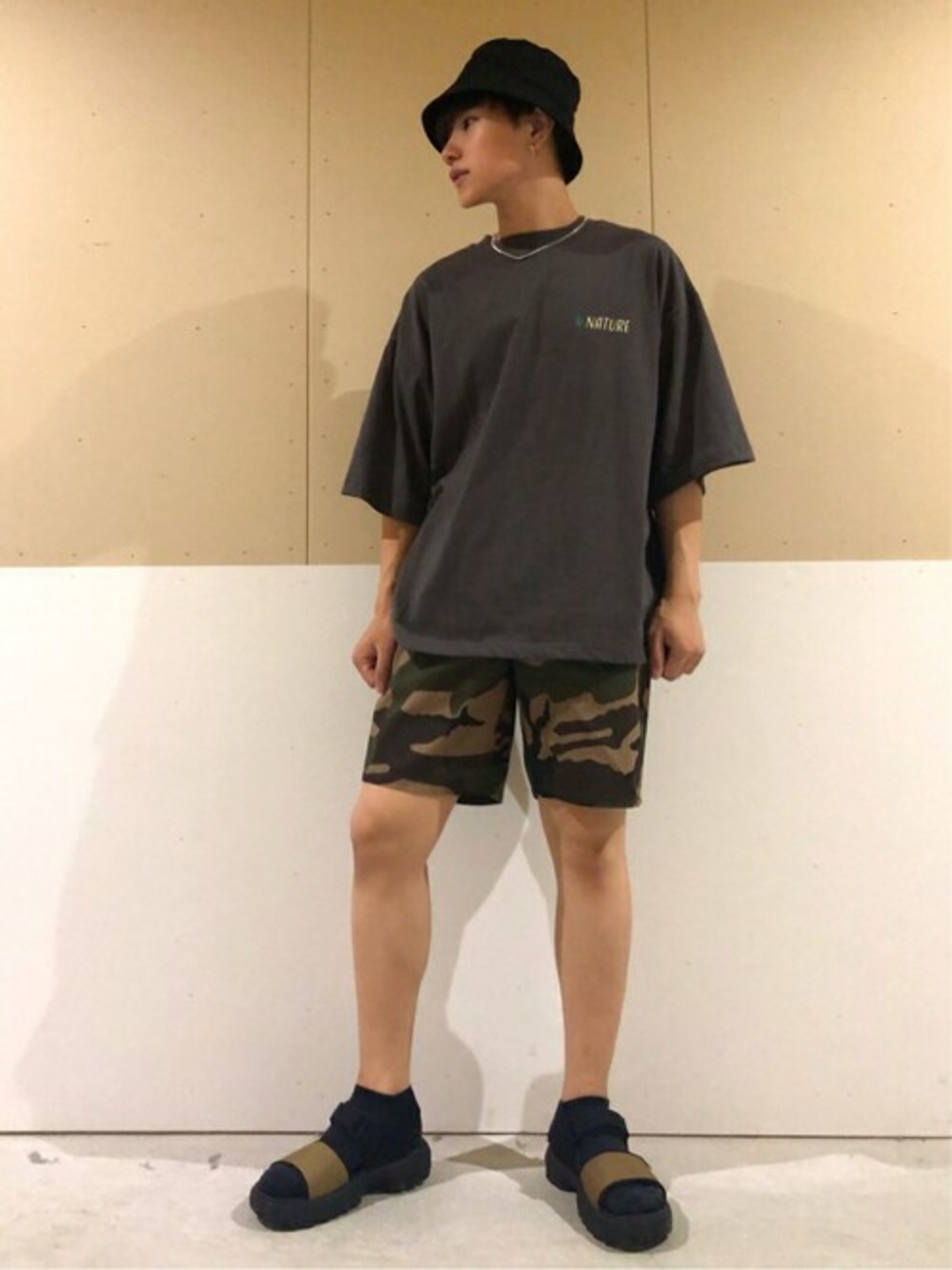 ブラック系のチノパンツ、ベージュ系のサンダル、ブラック系のTシャツ/カットソーを着用したレディースの夏コーディネートの1枚目の写真