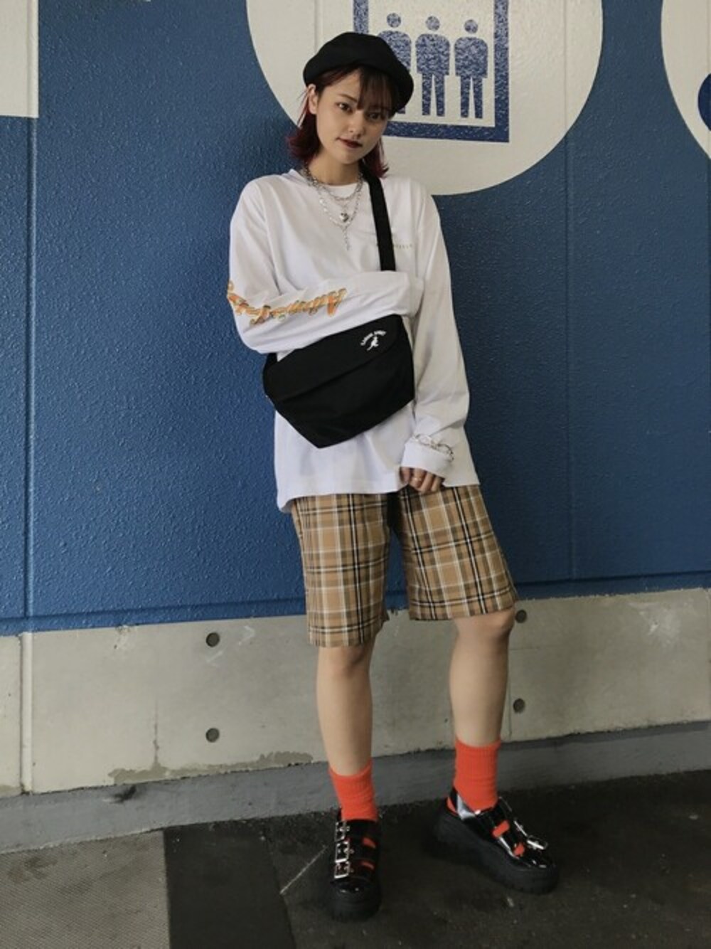 ホワイト系のTシャツ/カットソー、ベージュ系のその他パンツ、その他のショルダーバッグを着用したレディースの夏コーディネートの1枚目の写真