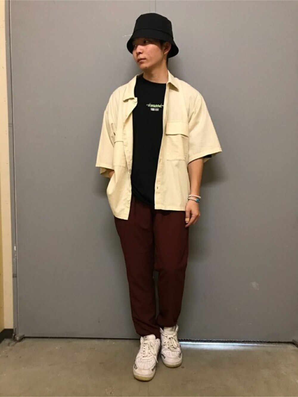 ホワイト系のシャツ/ブラウス、ブラック系のTシャツ/カットソー、レッド系のスラックスを着用したレディースの夏コーディネートの1枚目の写真