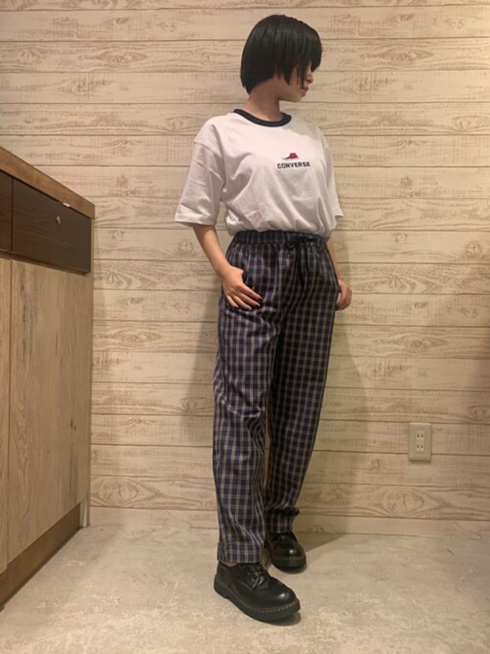 ブルー系のスラックス、ブラック系のドレスシューズ、ホワイト系のTシャツ/カットソーを着用したレディースの夏コーディネートの1枚目の写真