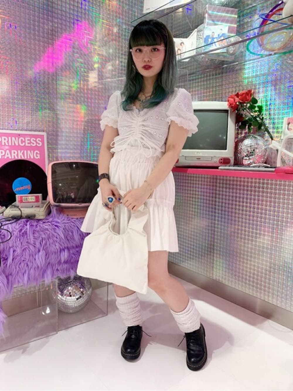 ブラック系のドレスシューズ、ホワイト系のスカート、ブルー系のTシャツ/カットソーを着用したレディースの夏コーディネートの1枚目の写真