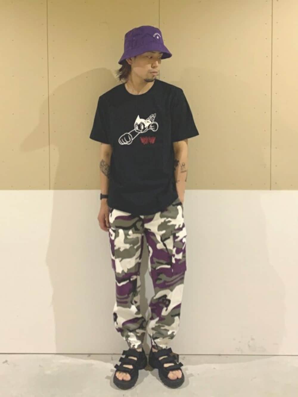「カットソー、Tシャツ、ストリート、迷彩、カーゴパンツ、サンダル、バケットハット、ジョガーパンツ、半袖シャツ、おしゃれさんと繋がりたい」｜「CONVERSEの∴WEGO/CONVERSE別注アーチロゴバケットハット（ハット、パープル系）」を使った、WEGOさん（メンズ・178cm）の夏コーディネートの1枚目の写真