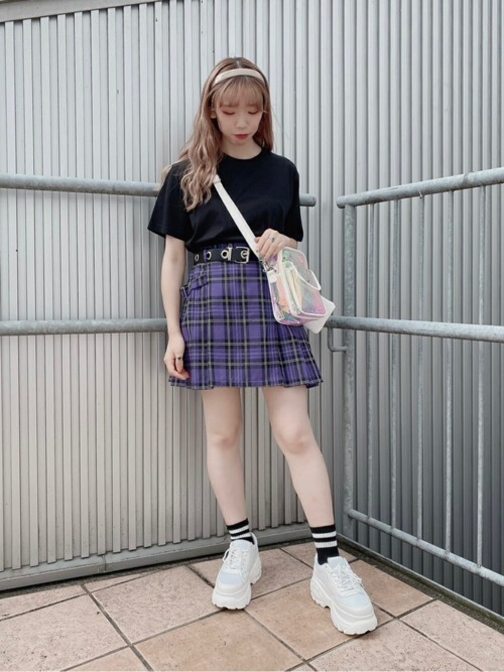 ブラック系のTシャツ/カットソー、パープル系のスカート、その他のショルダーバッグを着用したレディースの夏コーディネートの1枚目の写真