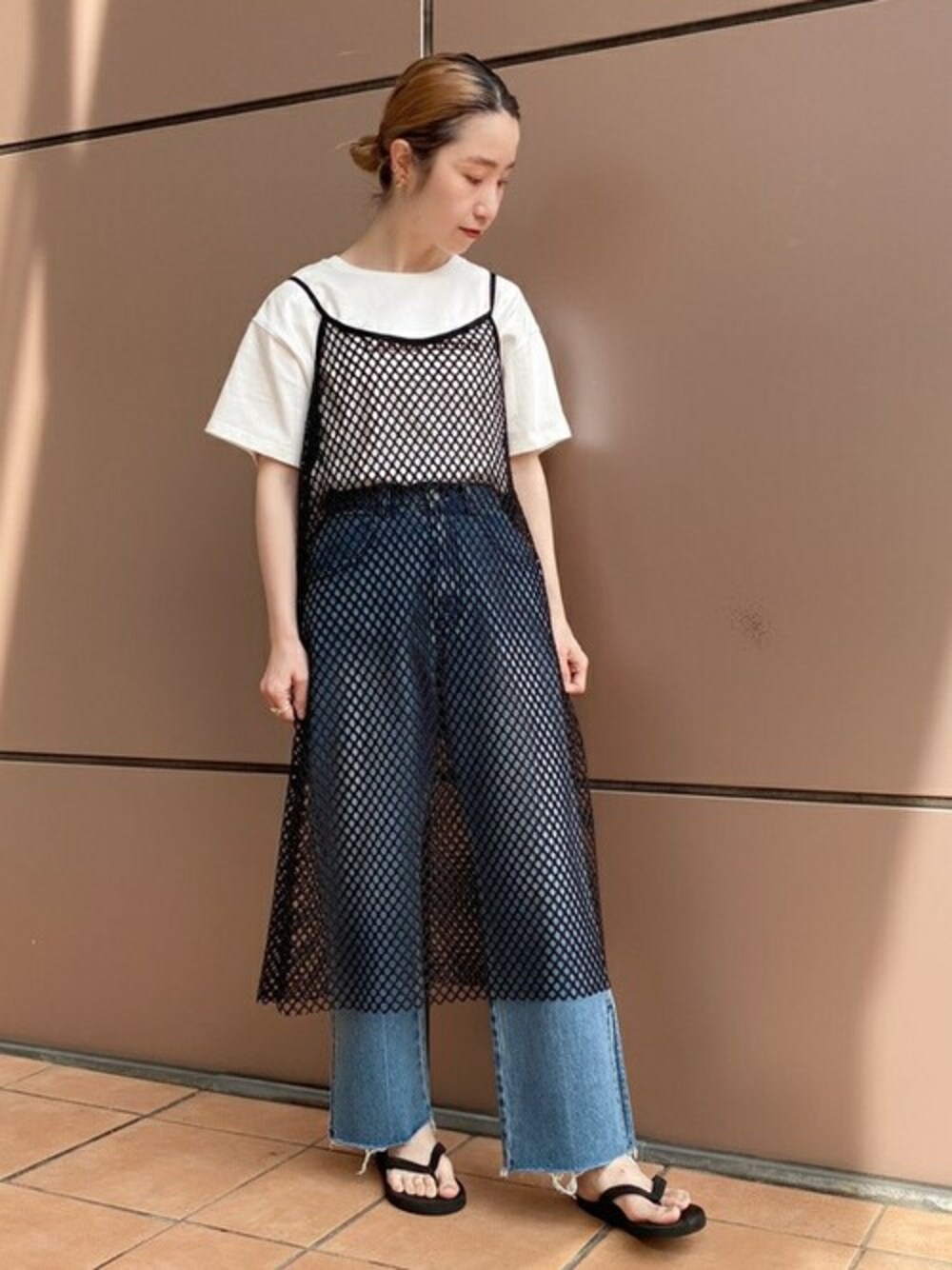 ブラック系のワンピース、ブルー系のデニムパンツ、ホワイト系のTシャツ/カットソーを着用したレディースの夏コーディネートの1枚目の写真