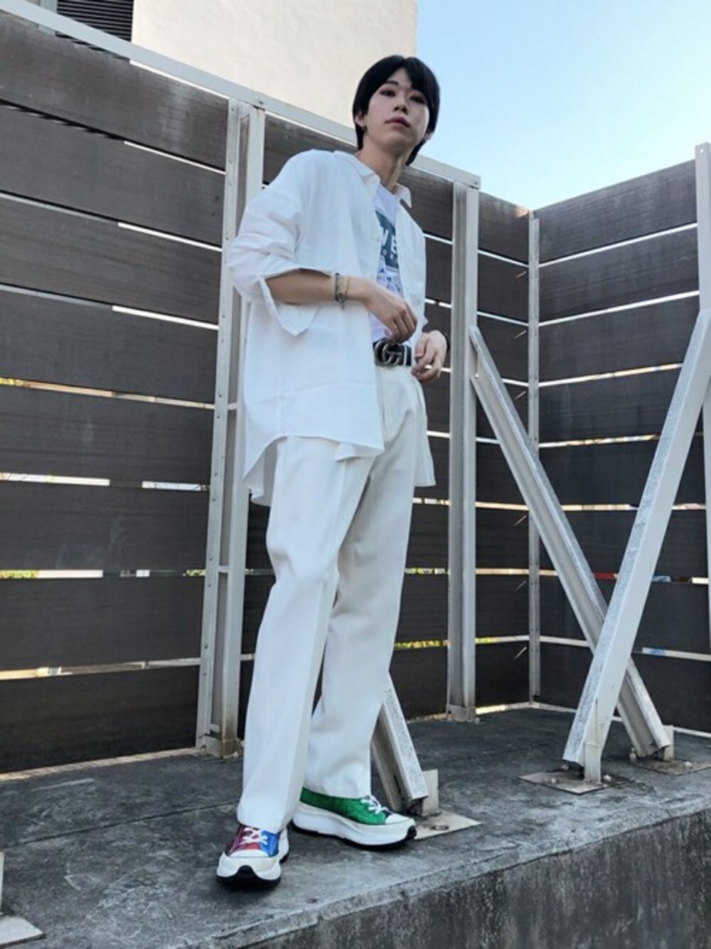 ホワイト系のTシャツ/カットソー、ホワイト系のシャツ/ブラウス、ホワイト系のスラックスを着用したメンズの夏コーディネートの1枚目の写真