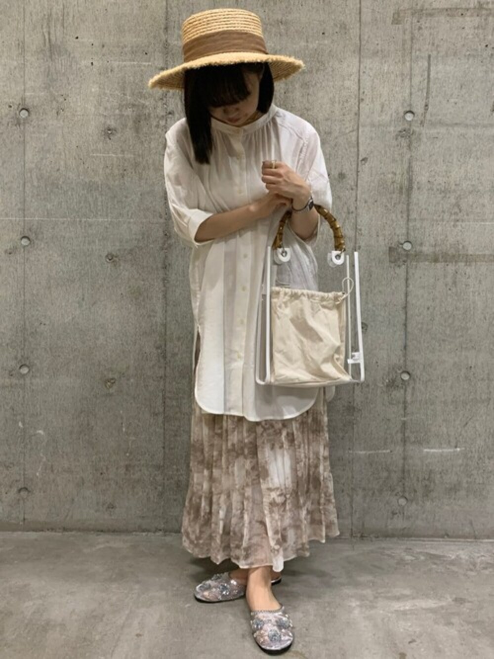 ベージュ系のスカート、シルバー系のサンダル、ゴールド系のリングを着用したレディースの秋コーディネートの1枚目の写真