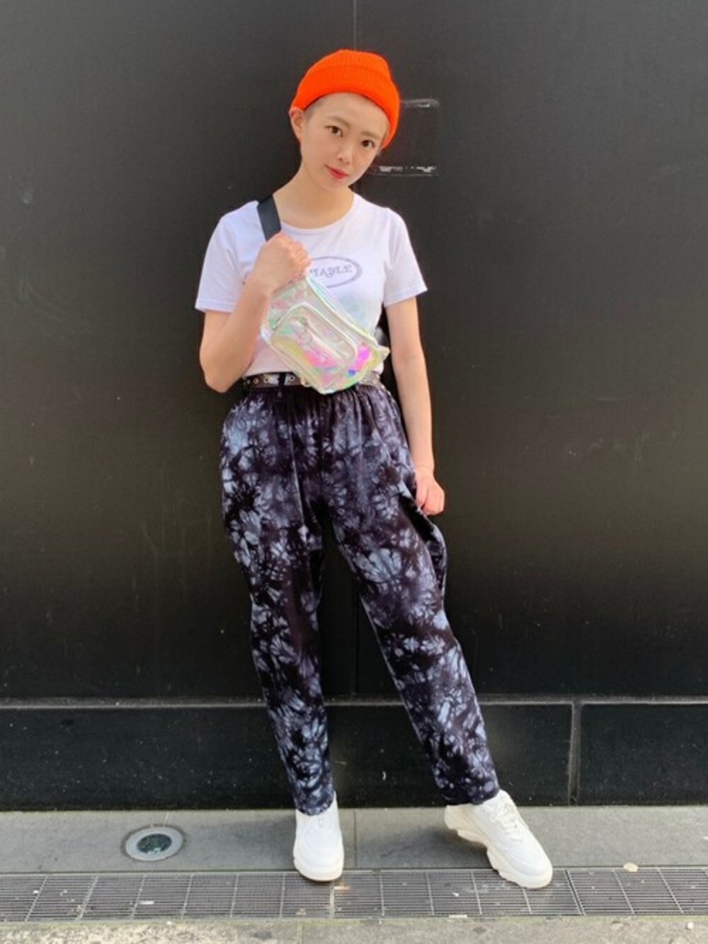 その他のチノパンツ、その他のボディバッグ/ウエストポーチ、その他のベルトを着用したレディースの秋コーディネートの1枚目の写真