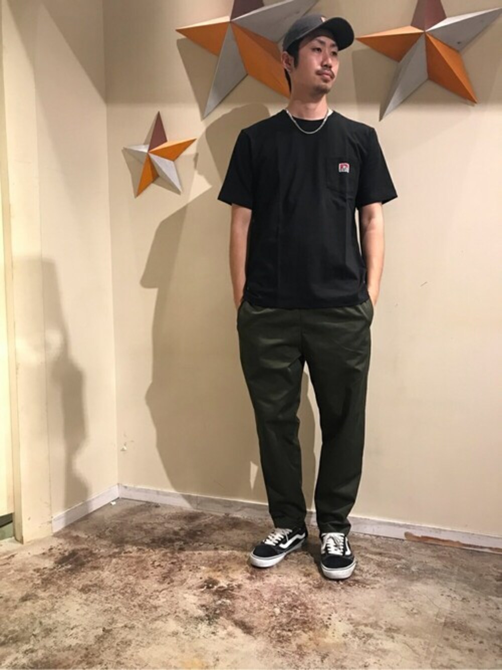 「カジュアル、シンプル、キャップ、Tシャツ、carhartt、BEN DAVIS、カーハート、シンプルコーデ、ベンデイビス、カジュアルコーデ」｜「CarharttのWEGO/Carhartt ODESSA CAP（キャップ、ブラック系）」を使った、WEGOさん（メンズ・182cm）の秋コーディネートの1枚目の写真